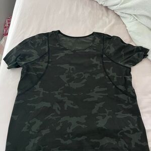 LULULEMON Camo Activewear Sz 10 Activewear Relaxed Women's Green T-Shirt
